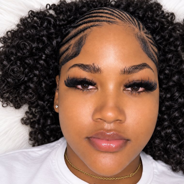 A volume lash set by Novalashethix