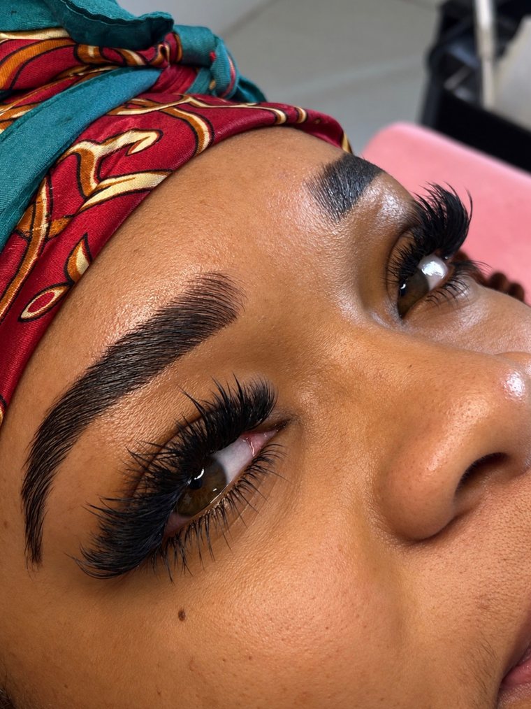 Natural hybrid lash extensions